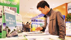 Người dân tìm hiểu về dự án và thủ tục mua nhà ở xã hội. Ảnh: NAM ANH