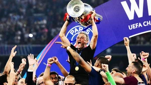 Luis Enrique trở thành HLV đầu tiên giành hai "cú ăn ba" với hai CLB khác nhau.