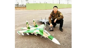 Anh Vũ Long Giang bên mô hình máy bay RC tự thiết kế và sản xuất.