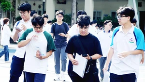 Chiều 25/6, thí sinh đến các điểm thi để làm thủ tục dự thi. Ảnh: SONG ANH