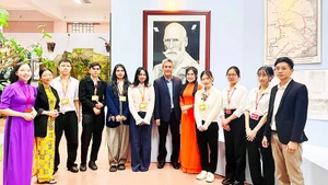 Tặng bảo tàng tranh chân dung Yersin bằng len