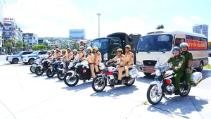 Các lực lượng tham gia tuần hành sau lễ mít-tinh.