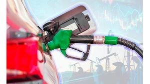 Giá xăng dầu trong nước trong sáu tháng đầu năm 2025 bám sát giá xăng dầu thế giới.