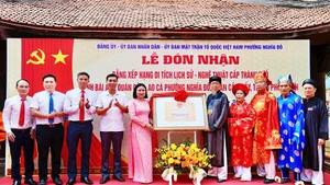 Ban quản lý cụm di tích nhận bằng xếp hạng. Ảnh: Địa phương cung cấp