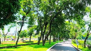 Hàng rào công viên được dỡ bỏ, tạo thuận lợi hơn cho người dân vào tập thể dục, đi dạo.