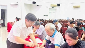 Hướng dẫn tri thức, kỹ năng số cho người cao tuổi.