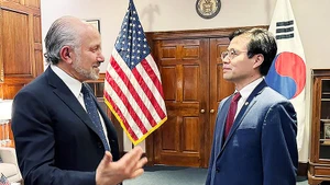 Bộ trưởng Yeo Han Koo (phải) và người đồng cấp Mỹ Howard Lutnick. Ảnh: Yonhap News