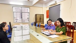 Đối tượng liên quan hành vi giết mổ, tiêu thụ thịt lợn nhiễm bệnh khai báo tại cơ quan công an.