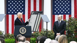 Tổng thống Trump (trái) công bố bảng thuế đối ứng với các nước hồi tháng 4 vừa qua. Ảnh: AFP