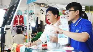 Xu hướng bán hàng qua nền tảng livestream đang phát triển mạnh mẽ. Ảnh: NAM NGUYỄN