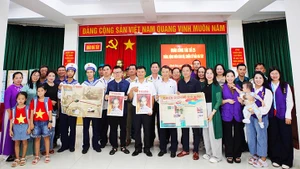 Tổng Biên tập Báo Nhân Dân Lê Quốc Minh tặng các ấn bản đặc biệt của Báo Nhân Dân cho cán bộ, chiến sĩ, người dân trên đảo Đá Tây A.