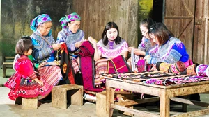 Đảng viên Ma Thị Dí khôi phục nghề thổ cẩm truyền thống, thành lập Tổ hợp tác xã giúp phụ nữ thoát nghèo.