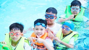 Một lớp rèn kỹ năng dưới môi trường nước cho trẻ em tại Hà Nội. Ảnh: QUANG PHONG