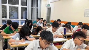 Các sĩ tử lớp 9 miệt mài ôn luyện cho Kỳ thi vào lớp 10.