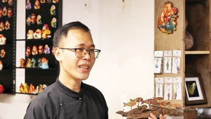 Trương Thanh Tùng giới thiệu sản phẩm pháp lam. 