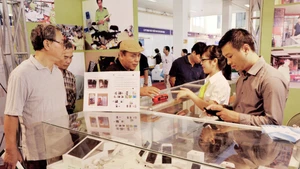 Mặt hàng điện thoại thật giả được trưng bày giúp người tiêu dùng dễ nhận biết. Ảnh: SONG ANH