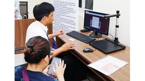 Người dân chỉ cung cấp thông tin cho cơ quan, tổ chức có thẩm quyền theo quy định của pháp luật. Ảnh: Song Anh