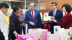Trưng bày các tác phẩm sáng tác về Chủ tịch Hồ Chí Minh.