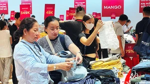 Người tiêu dùng tham gia mua sắm tại một lễ hội giảm giá.