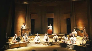 Chờ gốm hát ca