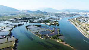 Từng là con sông đẹp nhưng nay Quán Trường đang ô nhiễm nghiêm trọng.