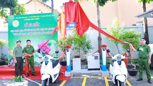 Phường Bình Trưng là đơn vị đầu tiên trên địa bàn Thành phố Hồ Chí Minh ra mắt 3 cụm trạm sạc, tủ đổi pin xe máy điện. 