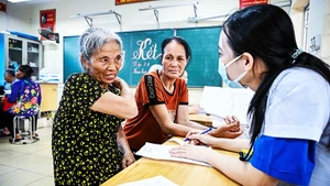 Minh Châu là xã đầu tiên trong cả nước khám bệnh và triển khai hồ sơ sức khỏe điện tử cho người dân. 