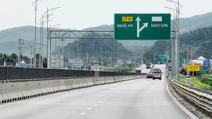 Nhiều dự án hạ tầng giao thông được đẩy nhanh tiến độ giúp kết nối các vùng kinh tế. Ảnh: NAM NGUYỄN
