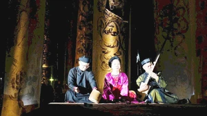 NSƯT Bạch Vân trong một chương trình biểu diễn.