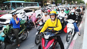 Nhóm chịu tác động lớn nhất trong quá trình chuyển đổi xanh là người lao động có thu nhập thấp đến trung bình. Ảnh: K.MINH