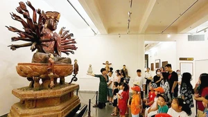 Các không gian văn hóa, nghệ thuật cần sáng tạo nhiều hình thức trải nghiệm mới để cuốn hút công chúng. Ảnh: Tham quan Bảo vật Quốc gia - Tượng Quan Âm Thiên Thủ Thiên Nhãn, chùa Hội Hạ (Hưng Yên) tại Bảo tàng Mỹ thuật Việt Nam. Ảnh: KHIẾU MINH