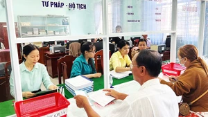 Người dân đến làm thủ tục hành chính tại Trung tâm hành chính công xã Đồng Khởi (tỉnh Vĩnh Long).