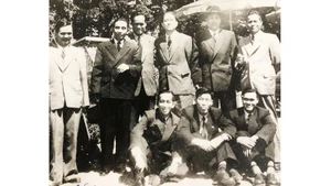 Ông Ngô Điền (đứng ngoài cùng, bên trái) chụp cùng thành viên đoàn Lào và Campuchia tại Geneva. Ảnh tư liệu gia đình cung cấp