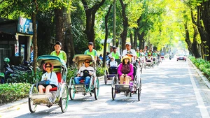 Du khách trải nghiệm khám phá du lịch xanh tại Huế bằng xích-lô.