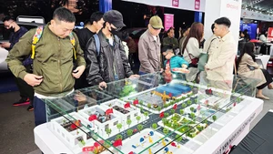 Người dân xem mô hình vận hành quản lý cụm công nghiệp tại Hà Nội. Ảnh: NGUYỆT ANH