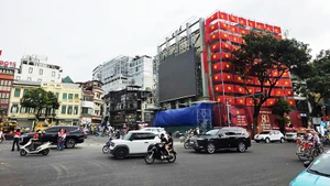 Cần có nhiều hoạt động và tác phẩm phù hợp sáng tạo tại khu vực tòa nhà “Hàm cá mập” sau khi tháo dỡ. Ảnh: NAM HẢI
