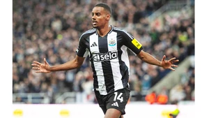 Newcastle quyết giữ Isak