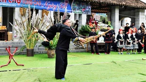 Thầy Lý Hồng Quân và trò Dương Văn Minh biểu diễn múa khèn tại hội xuân. Ảnh: TÙNG VÂN