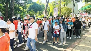Chung bước vì nạn nhân chất độc da cam