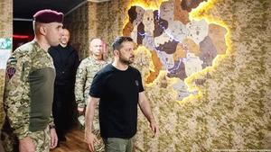 Tổng thống Ukraine V.Zelensky thị sát một khu vực chiến sự. Ảnh: DW