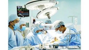 Nhiều bệnh viện trung ương đã làm chủ, triển khai thường quy các kỹ thuật điều trị tim hàng đầu thế giới. Ảnh: TTXVN 