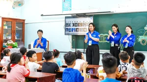 Đoàn Thanh niên Trường đại học Ngoại ngữ (Đại học Đà Nẵng) tổ chức lớp học “Ươm mầm ngoại ngữ” cho học sinh tại xã Bà Nà.