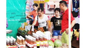 Ngưỡng chịu thuế đang được nhiều hộ kinh doanh nhỏ quan tâm. Ảnh: NGUYỆT ANH