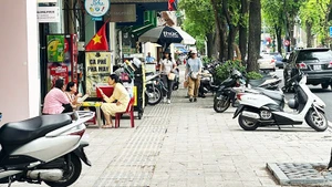 Cùng một tuyến phố ở trung tâm TP Hồ Chí Minh nhưng nơi thì có lối cho người đi bộ, nơi lại không.