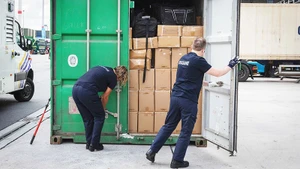 Cảnh sát kiểm tra một container nghi chứa ma túy tại cảng Antwerp. Ảnh: GETTYIMAGES