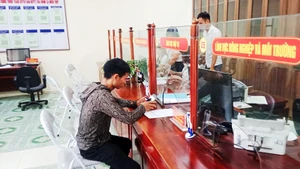 Hằng ngày, cán bộ Trung tâm Phục vụ hành chính công xã Điềm Thụy làm hết việc chứ không làm hết giờ.