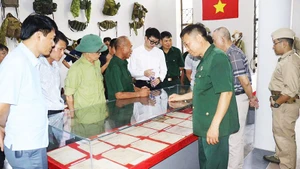 Nhiều khách tham quan và cựu chiến binh hào hứng với các tư liệu về ngành tình báo mà Đại Lâm giới thiệu.