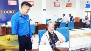 Đoàn viên, thanh niên tỉnh Gia Lai hỗ trợ người dân tiếp cận dịch vụ công trực tuyến. Ảnh: LƯƠNG TÙNG