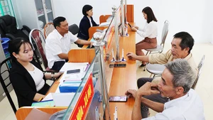 Cán bộ, công chức xã Tây Hồ (huyện Thọ Xuân, tỉnh Thanh Hóa) giải quyết thủ tục hành chính cho người dân. Ảnh: ANH QUÂN