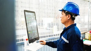 Quy trình kỹ thuật được số hóa và thực hiện tự động bằng máy móc hiện đại. Ảnh: KHẮC ANH